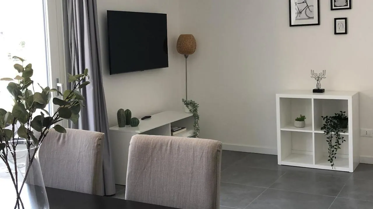 *Central Lakeside Apt*Swimming Pool & Free Parking Peschiera del Garda Appartement
